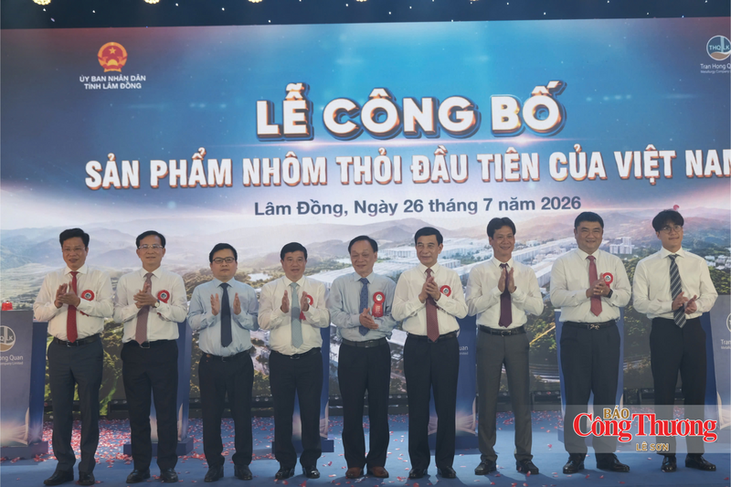 Các đại biểu chụp ảnh lưu niệm.