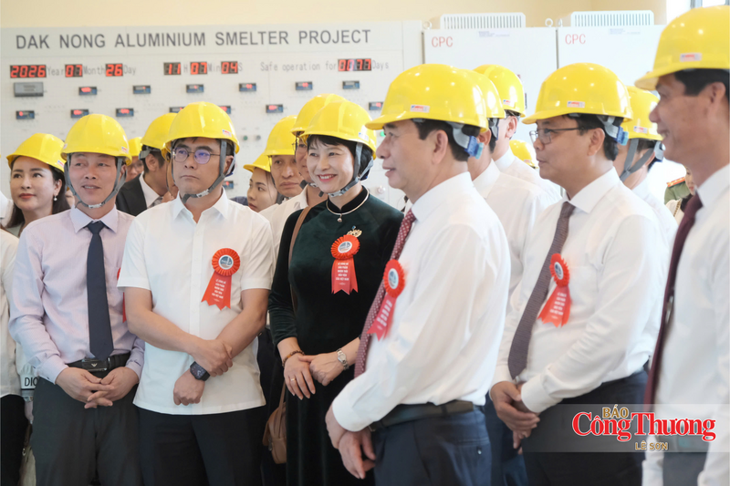 Lần đầu tiên Việt Nam sản xuất thành công nhôm thỏi - 15