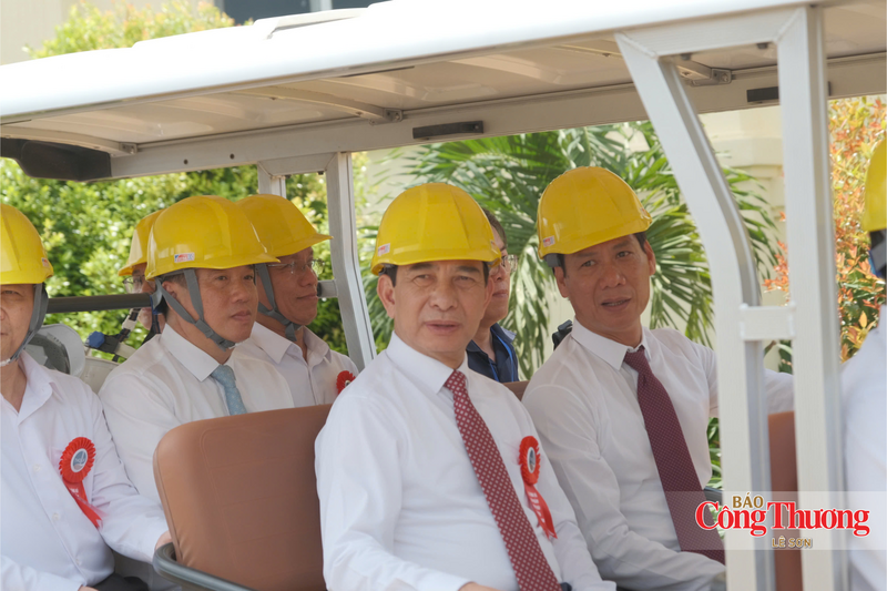 Ông Trần Hồng Quân giới thiệu với Đại tướng Phan Văn Giang về tổng quan Nhà máy Điện phân nhôm Đắk Nông.