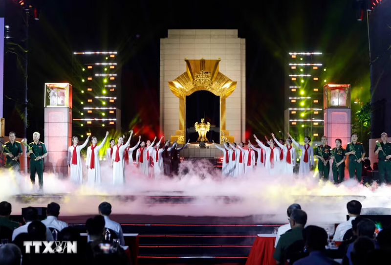 Tiết mục nghệ thuật tại điểm cầu Hà Nội. (Ảnh: Thống Nhất/TTXVN)