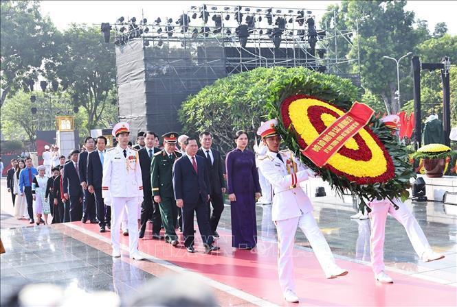 Đoàn đại biểu Ủy ban Trung ương MTTQ Việt Nam đặt vòng hoa tại Đài tưởng niệm các Anh hùng liệt sĩ. Ảnh: Minh Đức/TTXVN