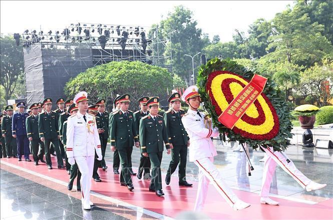 Đoàn đại biểu Quân ủy Trung ương và Bộ Quốc phòng đặt vòng hoa tưởng niệm các Anh hùng liệt sĩ. Ảnh: Minh Đức/TTXVN
