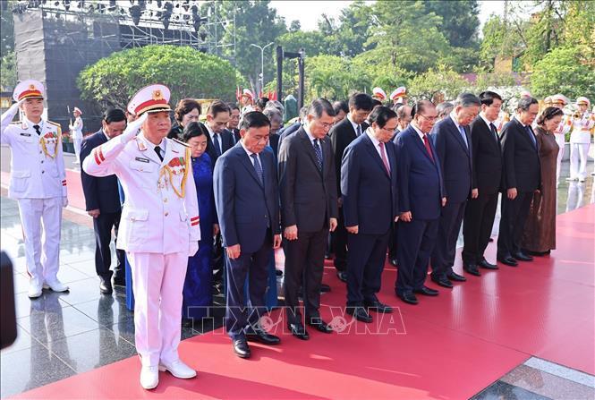 Các đồng chí lãnh đạo, nguyên lãnh đạo Đảng, Nhà nước đặt vòng hoa tại Đài tưởng niệm các Anh hùng liệt sĩtrên đường Bắc Sơn (Ba Đình, Hà Nội). Ảnh: Minh Đức/TTXVN