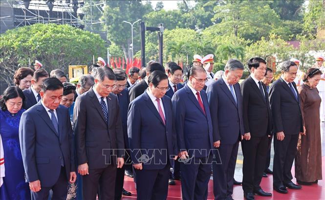 Các đồng chí lãnh đạo, nguyên lãnh đạo Đảng, Nhà nước đặt vòng hoa tại Đài tưởng niệm các Anh hùng liệt sĩ trên đường Bắc Sơn (Ba Đình, Hà Nội). Ảnh: Minh Đức/TTXVN