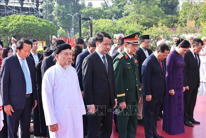 Đoàn đại biểu Ủy ban Trung ương MTTQ Việt Nam đặt vòng hoa tại Đài tưởng niệm các Anh hùng liệt sĩ. Ảnh: Minh Đức/TTXVN