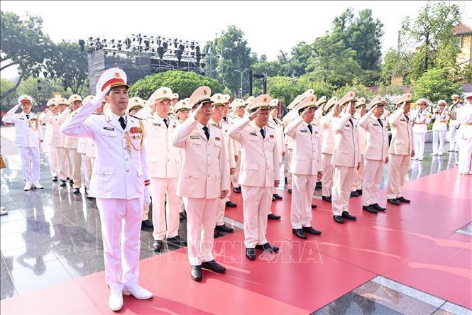 Đoàn đại biểu Quân ủy Trung ương và Bộ Quốc phòng đặt vòng hoa tưởng niệm các Anh hùng liệt sĩ. Ảnh: Minh Đức/TTXVN