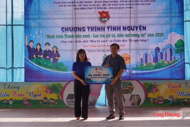 Đồng chí Nguyễn Ngọc Tâm, Ủy viên Ban Chấp hành Trung ương Đoàn, Bí thư Đoàn Thanh niên Bộ Công Thương trao tặng 30 suất quà cho các em học sinh có hoàn cảnh khó khăn.