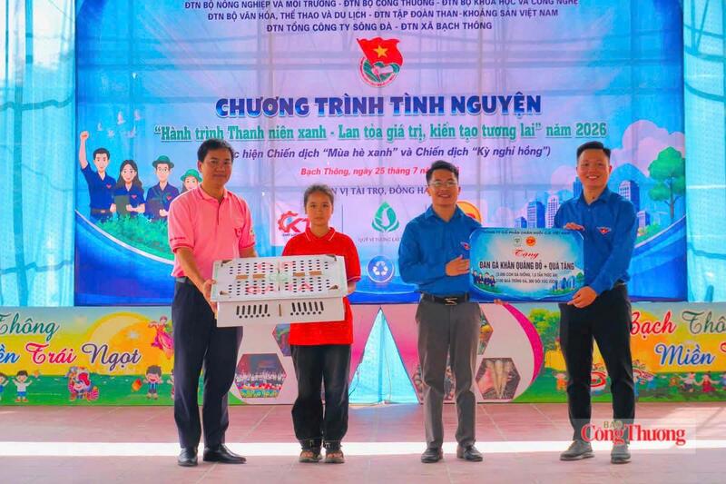 Các đại biểu trao tặng 50 ‘Đàn gà khăn quàng đỏ’ tại chương trình.
