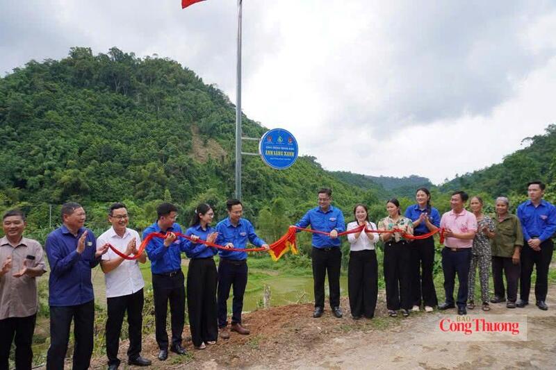 Công trình thanh niên ‘Ánh sáng xanh’ dài khoảng 05 km, được lắp đặt đồng bộ 100 hệ thống đèn năng lượng mặt trời.