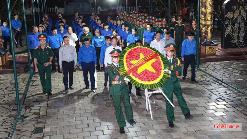 Nghi thức rước vòng hoa mang dòng chữ "Đời đời nhớ ơn các anh hùng, liệt sĩ" tại Lễ thắp nến tri ân.