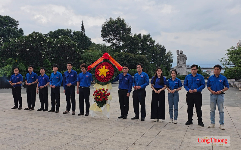 Đoàn Thanh niên EVNSPC dâng hương, dâng hoa tưởng niệm tại Nghĩa trang Liệt sĩ TP. Hồ Chí Minh.