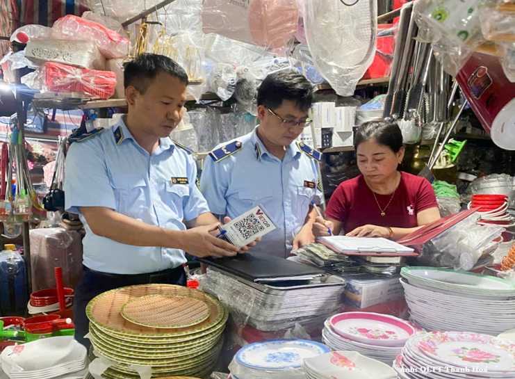 Lực lượng QLTT số 13 đến từng hộ kinh doanh, hỗ trợ người dân mở tài khoản cũng như cài đặt ứng dụng ngân hàng số.