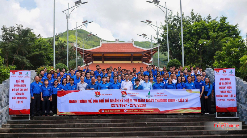 Đoàn đại biểu và các đoàn viên, thanh niên chụp ảnh lưu niệm tại Khu di tích lịch sử cao điểm Chư Tan Kra trong khuôn khổ chương trình "Hành trình về địa chỉ đỏ" nhân kỷ niệm 79 năm Ngày Thương binh - Liệt sĩ (27/7/1947 - 27/7/2026).