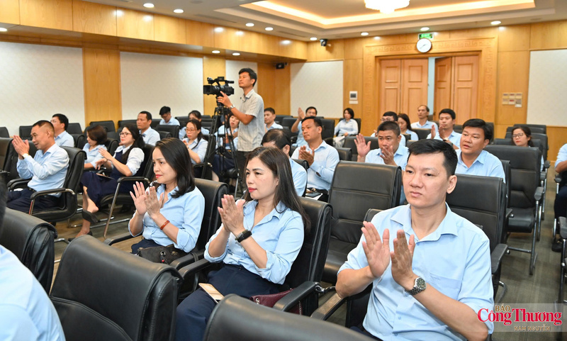 Các đại biểu tham dự chương trình. Ảnh: Nam Nguyễn