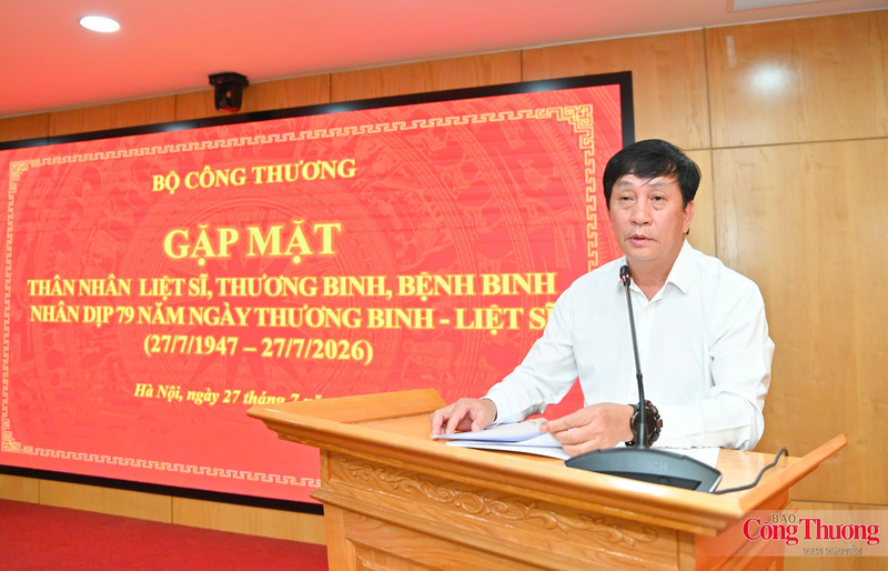 Ủy viên Ban Thường vụ, Phó Bí thư chuyên trách Đảng ủy Bộ Công Thương Phan Văn Bản phát biểu tại chương trình. Ảnh: Nam Nguyễn