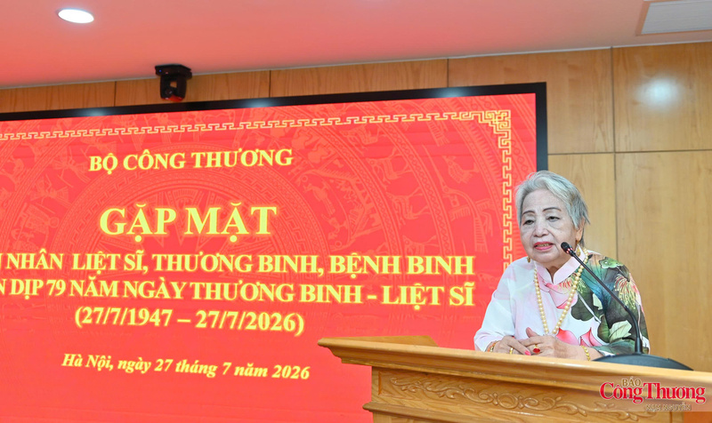 Mẹ Việt Nam Anh hùng Nguyễn Thị Kim Loan trình bày bài thơ do chính mẹ sáng tác và ca khúc gửi tặng chương trình. Ảnh: Nam Nguyễn