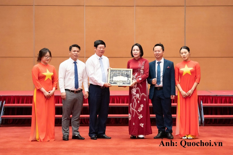 Phó Chủ tịch Quốc hội Nguyễn Thị Thanh tặng quà lưu niệm Viện Nghiên cứu Văn hóa và Dân sinh.