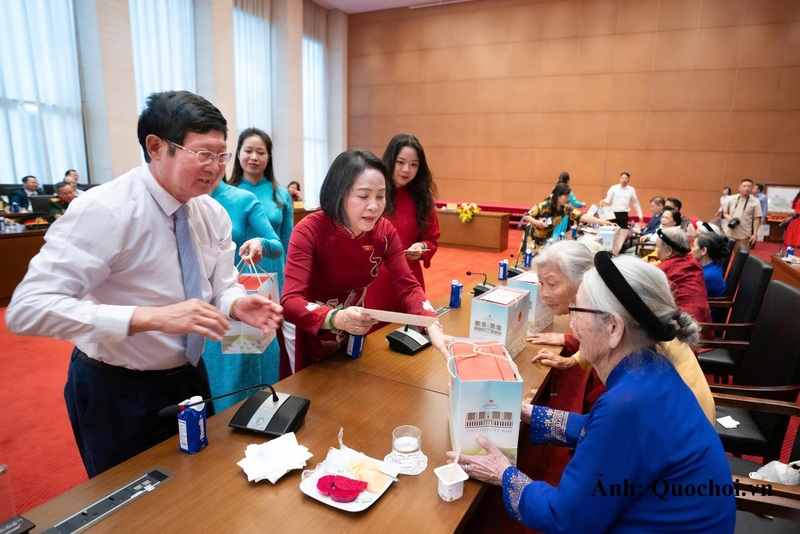Phó Chủ tịch Quốc hội Nguyễn Thị Thanh tặng quà tri ân Mẹ Việt Nam Anh hùng, Anh hùng Lực lượng vũ trang nhân dân, người có công tiêu biểu.