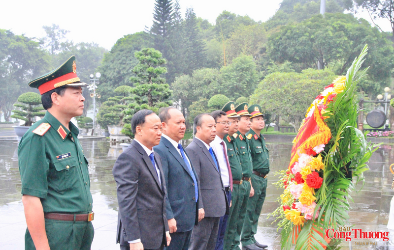 Lãnh đạo tỉnh Gia Lai dâng hoa, dâng hương Chủ tịch Hồ Chí Minh tại Quảng trường Đại Đoàn Kết (phường Pleiku).