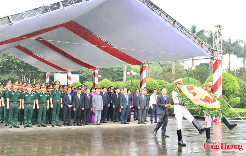 Lễ viếng các Anh hùng liệt sĩ tại Nghĩa trang Liệt sĩ Pleiku.