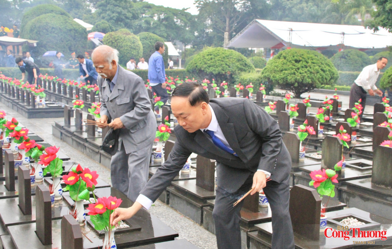Bí thư Tỉnh uỷ Thái Đại Ngọc thắp hương lên mộ của các Anh hùng liệt sĩ.