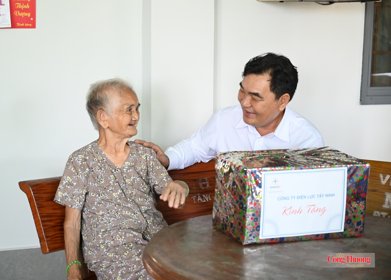 Công đoàn Công ty Điện lực Tây Ninh trực tiếp thăm hỏi, tặng quà cho các gia đình chính sách.