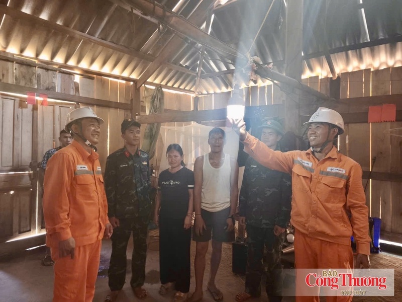 Ánh sáng điện bừng lên, đem hạnh phúc đến căn nhà nhỏ của chị Vừ Thị Giàng, ở bản Nậm Khăm, xã Tủa Sín Chải (tỉnh Lai Châu).