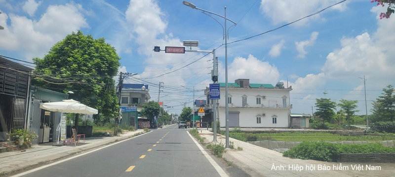 Thiết bị cảnh báo giao thông được tài trợ và lắp đặt trên tuyến đường Nguyễn Trung Khuyến (xã Tiền Hải).