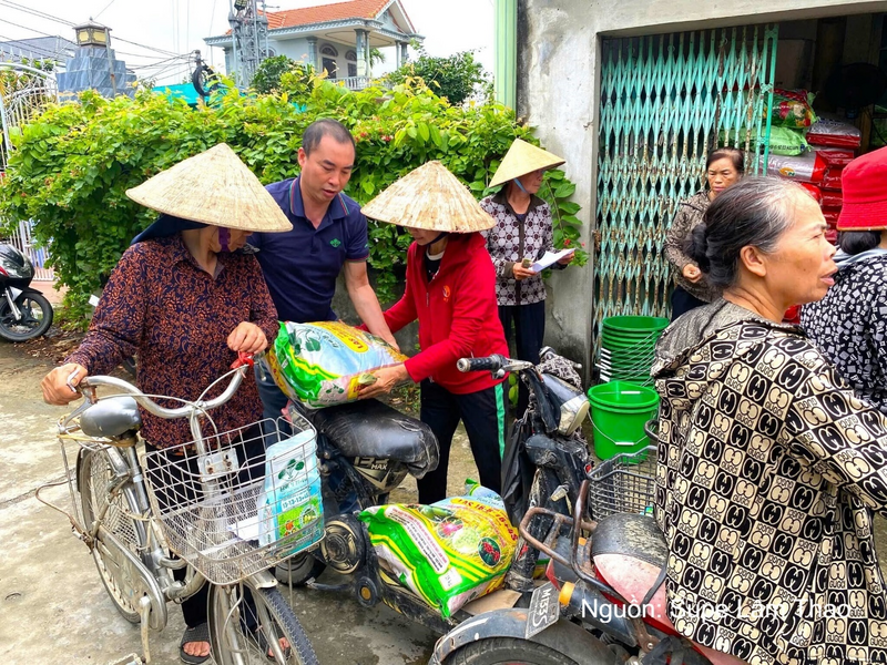 Bà con nông dân vui mừng đón nhận sản phẩm phân bón Lâm Thao sau hội nghị tập huấn kỹ thuật tại tỉnh Sơn La