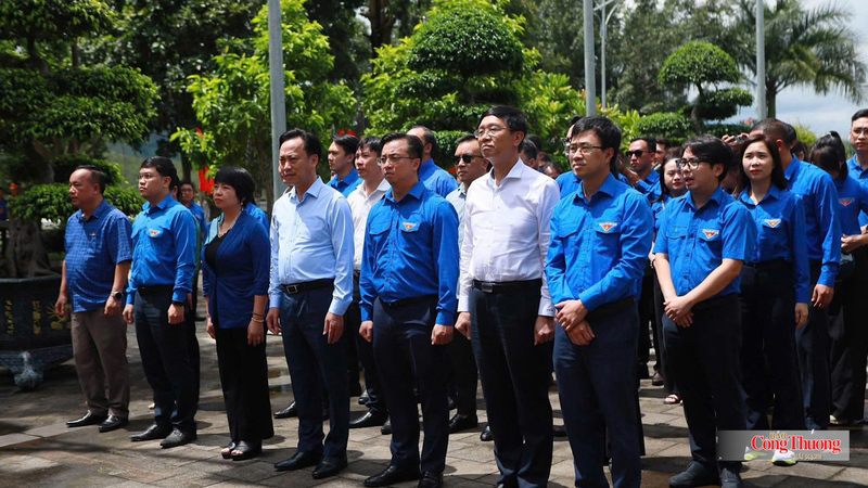 Đoàn công tác tham gia các hoạt động về nguồn và sinh hoạt truyền thống tại địa phương.