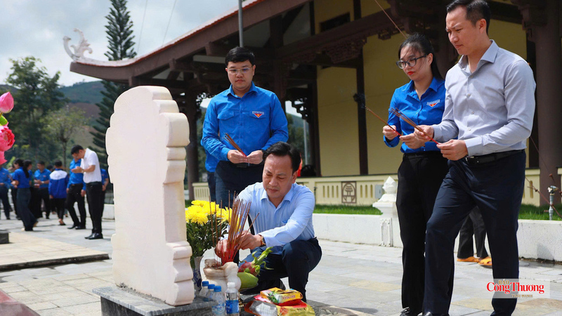 Đồng chí Lại Xuân Lâm, Phó Bí thư Đảng ủy Chính phủ dâng hương tưởng nhớ các anh hùng liệt sĩ.