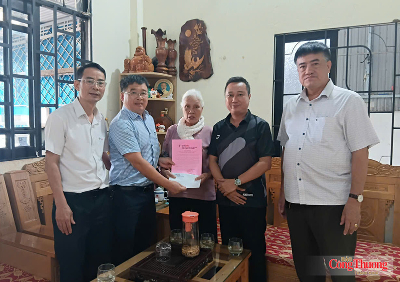Công ty Điện lực Lâm Đồng tặng quà tri ân các gia đình chính sách, người có công.