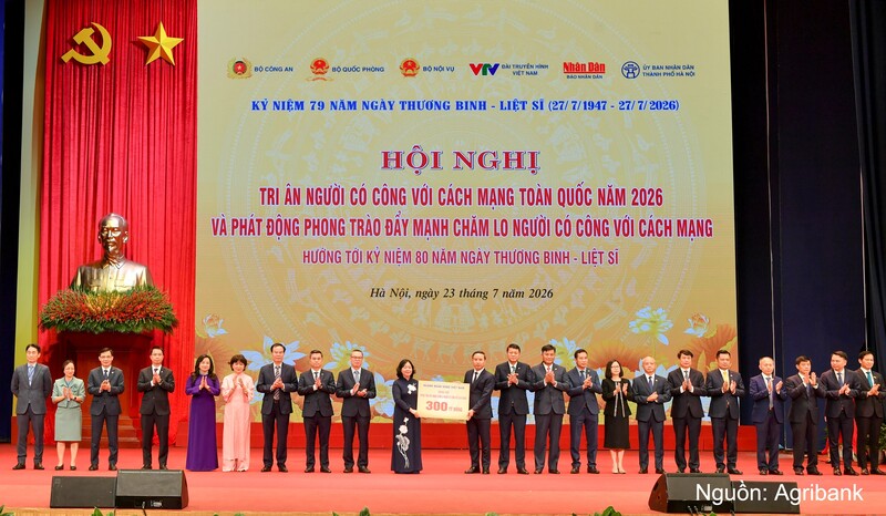 Thống đốc NHNN Phạm Đức Ấn cùng lãnh đạo các ngân hàng thương mại trao tặng số tiền 300 tỷ đồng ủng hộ phong trào đẩy mạnh chăm lo người có công với cách mạng. Tổng Giám đốc Agribank Phạm Toàn Vượng (thứ 10 từ phải sang) vinh dự tham gia cùng đoàn đại biểu ngành Ngân hàng