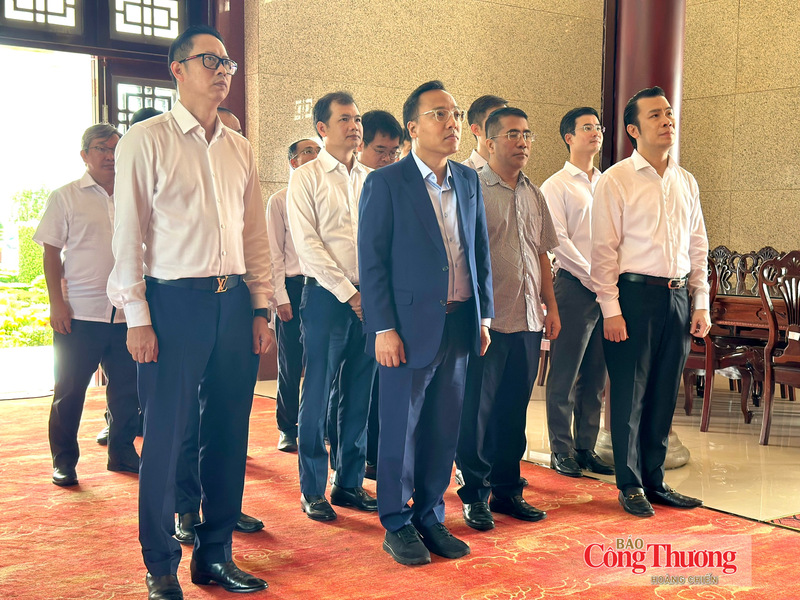 Đoàn công tác đã dành phút mặc niệm, bày tỏ lòng biết ơn sâu sắc đối với các Anh hùng liệt sĩ đã anh dũng chiến đấu, hy sinh vì sự nghiệp đấu tranh giải phóng dân tộc, thống nhất đất nước.