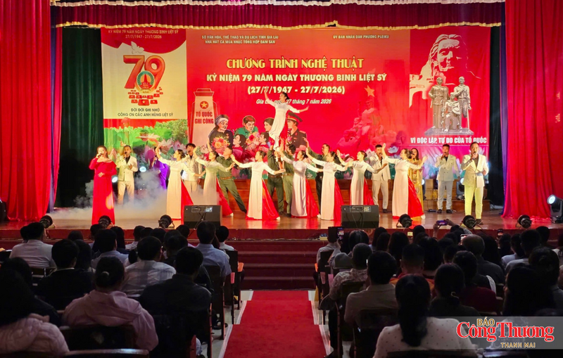 Tối 27/7, Nhà Thiếu nhi phường Pleiku trở thành không gian lắng đọng của những giai điệu tri ân khi Sở Văn hóa, Thể thao và Du lịch tỉnh Gia Lai phối hợp với UBND phường Pleiku tổ chức chương trình nghệ thuật kỷ niệm 79 năm Ngày Thương binh - Liệt sĩ (27/7/1947-27/7/2026).