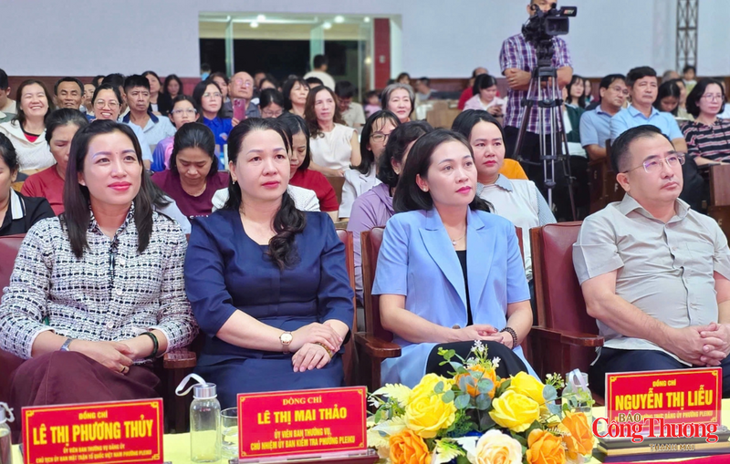 Lãnh đạo phường Pleiku chăm chú theo dõi chương trình nghệ thuật ý nghĩa.