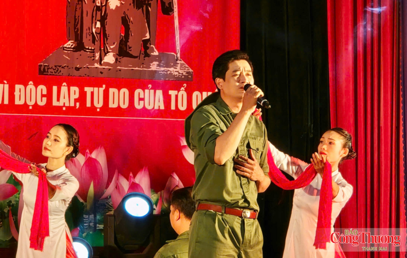 Mở đầu là “Bản hùng ca thời lửa đạn”, tái hiện những năm tháng chiến đấu gian khổ nhưng đầy hào hùng của dân tộc.