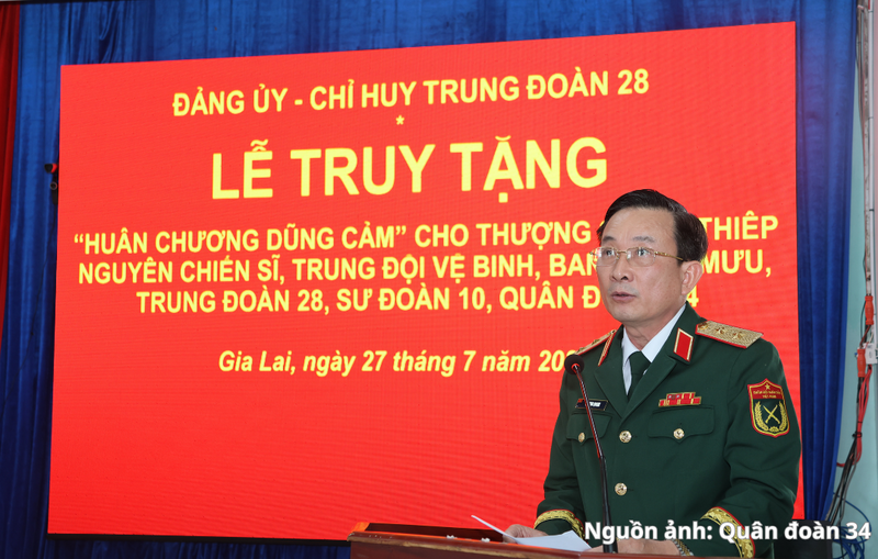 Trung tướng Lê Minh Quang, Bí thư Đảng ủy, Chính ủy Quân đoàn 34 phát biểu tại buổi lễ.