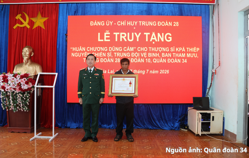 Thừa ủy quyền của Chủ tịch nước, Trung tướng Lê Minh Quang, Bí thư Đảng ủy, Chính ủy Quân đoàn 34 đã trao Huân chương Dũng cảm cho đại diện gia đình Thượng sĩ Kpă Thiêp.