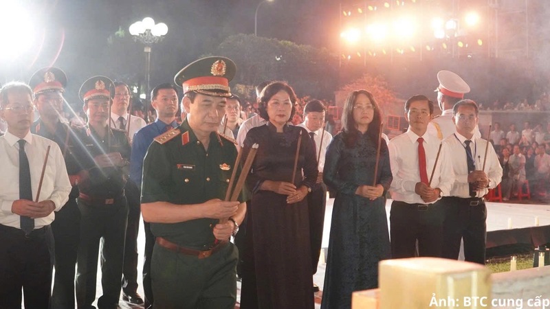 Ủy viên Bộ Chính trị: Đại tướng Phan Văn Giang, Phó Thủ tướng Chính phủ, Bộ trưởng Bộ Quốc phòng dâng hương tại Nghĩa trang Liệt sĩ Quốc gia Đường 9- điểm cầu tỉnh Quảng Trị.