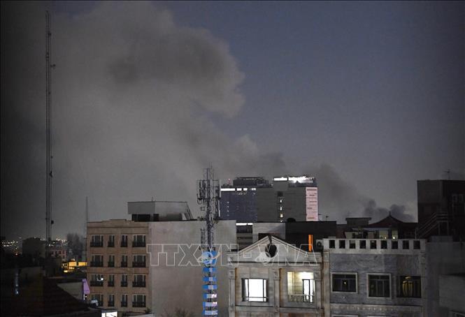 Khói lửa bốc lên sau các vụ không kích xuống thủ đô Tehran, Iran. Ảnh: THX/TTXVN