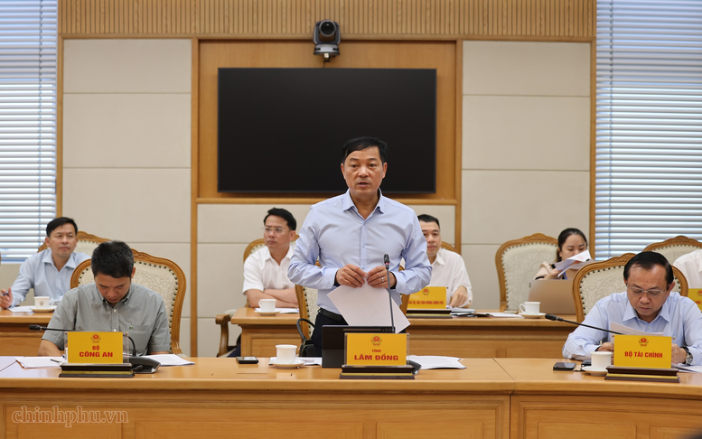 Phó Chủ tịch Thường trực UBND tỉnh Lâm Đồng Lê Trọng Yên phát biểu tại cuộc họp - Ảnh: VGP/Phương Nguyên