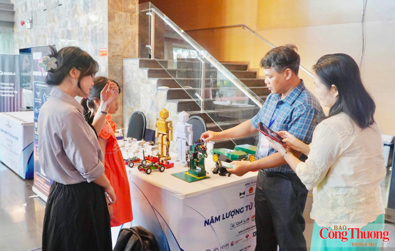 Khách tham quan, tìm hiểu và trải nghiệm tại Triển lãm công nghệ lượng tử, bán dẫn và siêu dẫn.