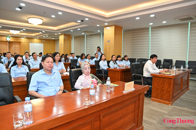 Tham dự chương trình có đồng chí Phan Văn Bản, Ủy viên Ban Thường vụ, Phó Bí thư chuyên trách Đảng ủy Bộ Công Thương; Mẹ Việt Nam Anh hùng Nguyễn Thị Kim Loan; đại diện các đơn vị trực thuộc Bộ cùng các cán bộ, công chức, viên chức đang công tác tại các đơn vị thuộc Bộ là con của các liệt sĩ, thương binh, bệnh binh.