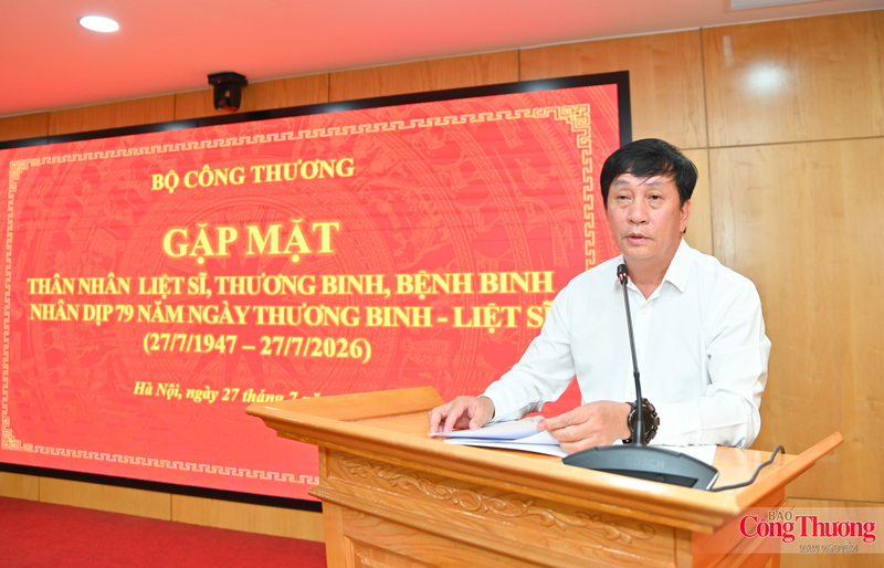 Phát biểu tại chương trình, đồng chí Phan Văn Bản khẳng định, công tác chăm lo người có công với cách mạng và các gia đình chính sách luôn được Bộ Công Thương quan tâm, coi đây không chỉ là trách nhiệm mà còn là tình cảm, đạo lý của các thế hệ hôm nay đối với những người đã cống hiến, hy sinh vì độc lập, tự do của Tổ quốc.