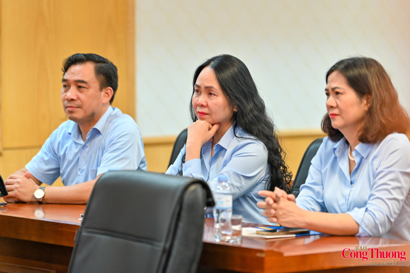 Những vần thơ mộc mạc cùng giai điệu chân thành được cất lên từ trái tim của một người mẹ đã chịu nhiều mất mát đã khiến nhiều đại biểu xúc động.