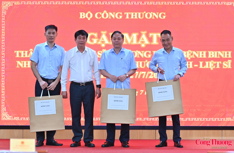 Khép lại chương trình, lãnh đạo Bộ Công Thương và Đảng ủy Bộ đã trao những phần quà tri ân tới thân nhân các liệt sĩ, thương binh, bệnh binh đang công tác tại các đơn vị thuộc Bộ. Những món quà tuy không lớn về giá trị vật chất nhưng thể hiện sự quan tâm, sẻ chia và lòng biết ơn sâu sắc của ngành Công Thương đối với những cống hiến, hy sinh của các thế hệ đi trước.