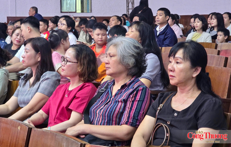 Chương trình thu hút đông đảo cán bộ, lực lượng vũ trang, người có công và nhân dân đến thưởng thức.