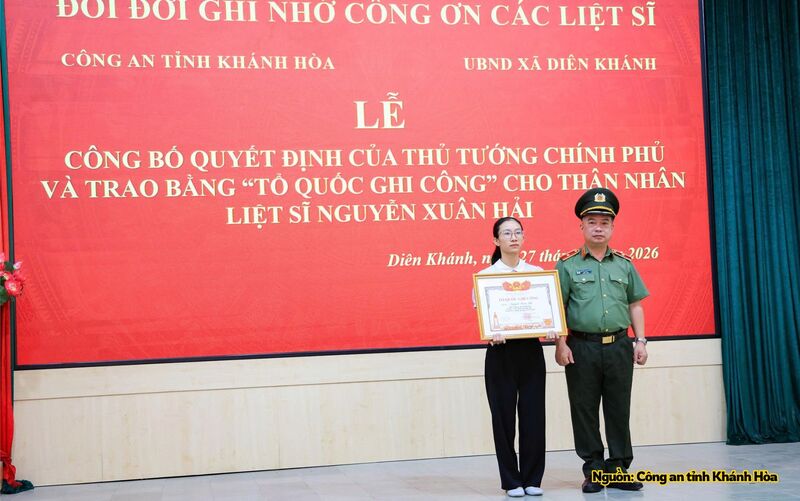 Thiếu tướng Nguyễn Hữu Phước, Giám đốc Công an tỉnh Khánh Hòa trao bằng Tổ quốc ghi công cho thân nhân liệt sĩ Nguyễn Xuân Hải.