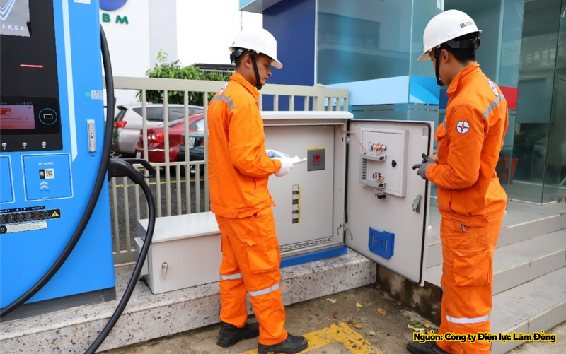 Công nhân Điện lực Đà Lạt kiểm tra hệ thống cấp điện tại trạm sạc xe điện, bảo đảm nguồn điện vận hành an toàn, ổn định và liên tục phục vụ nhu cầu giao thông xanh.